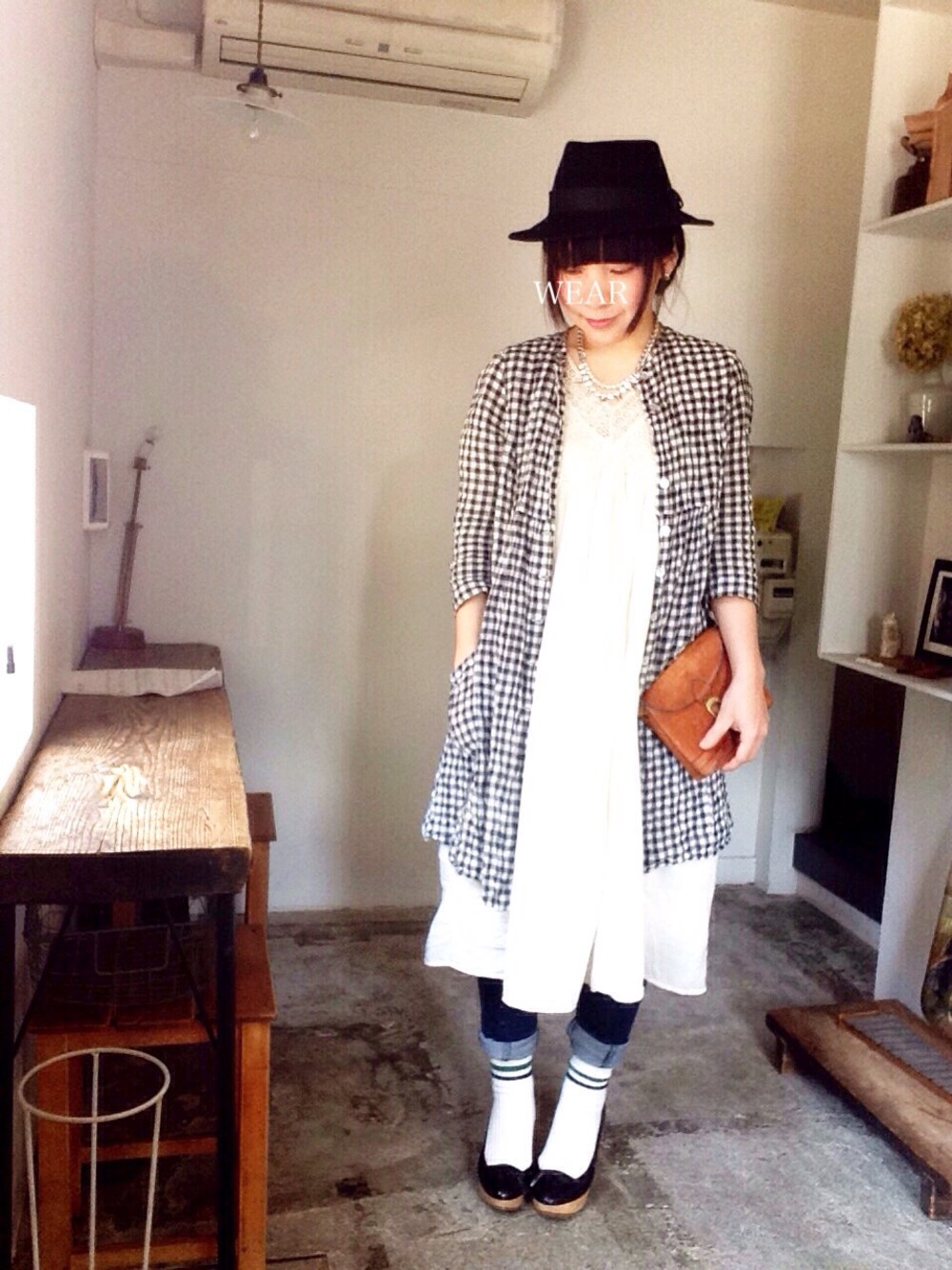 「ヒール×靴下、チェックワンピース、パールアクセ、帽子くん、ハイウエストパンツ、ラインソックス、ポシェット、kou_san@cafe、からしソックス部」｜「JOURNAL STANDARDのチェックワンピース（シャツワンピース、その他）」を使った、sanさん（レディース・155cm）の冬コーディネートの1枚目の写真