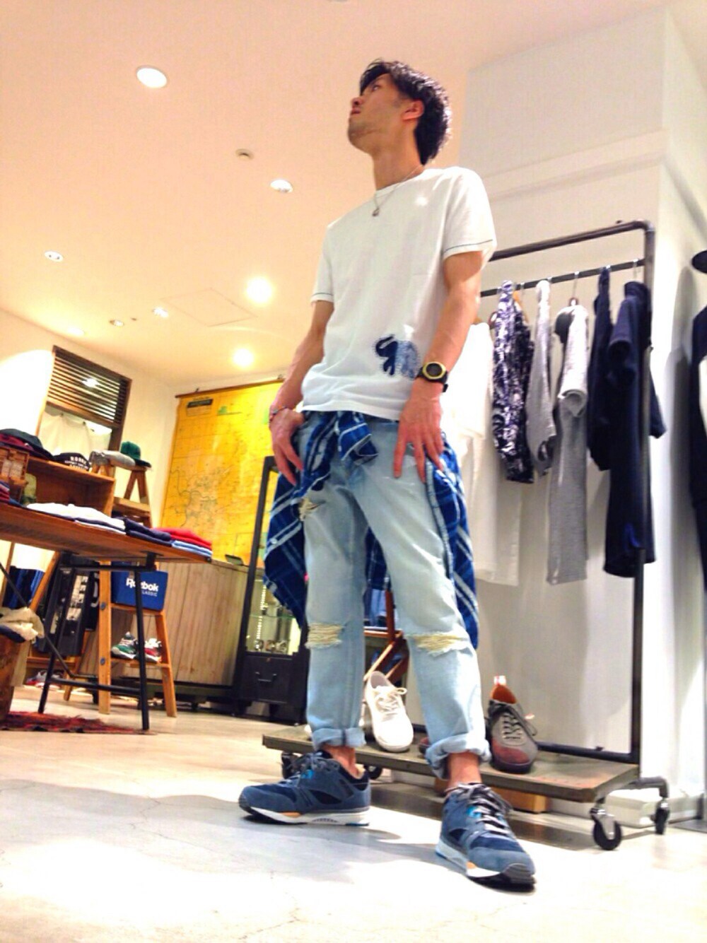 ホワイト系のTシャツ/カットソー、ブルー系のシャツ/ブラウス、ブルー系のデニムパンツを着用したメンズの夏コーディネートの1枚目の写真