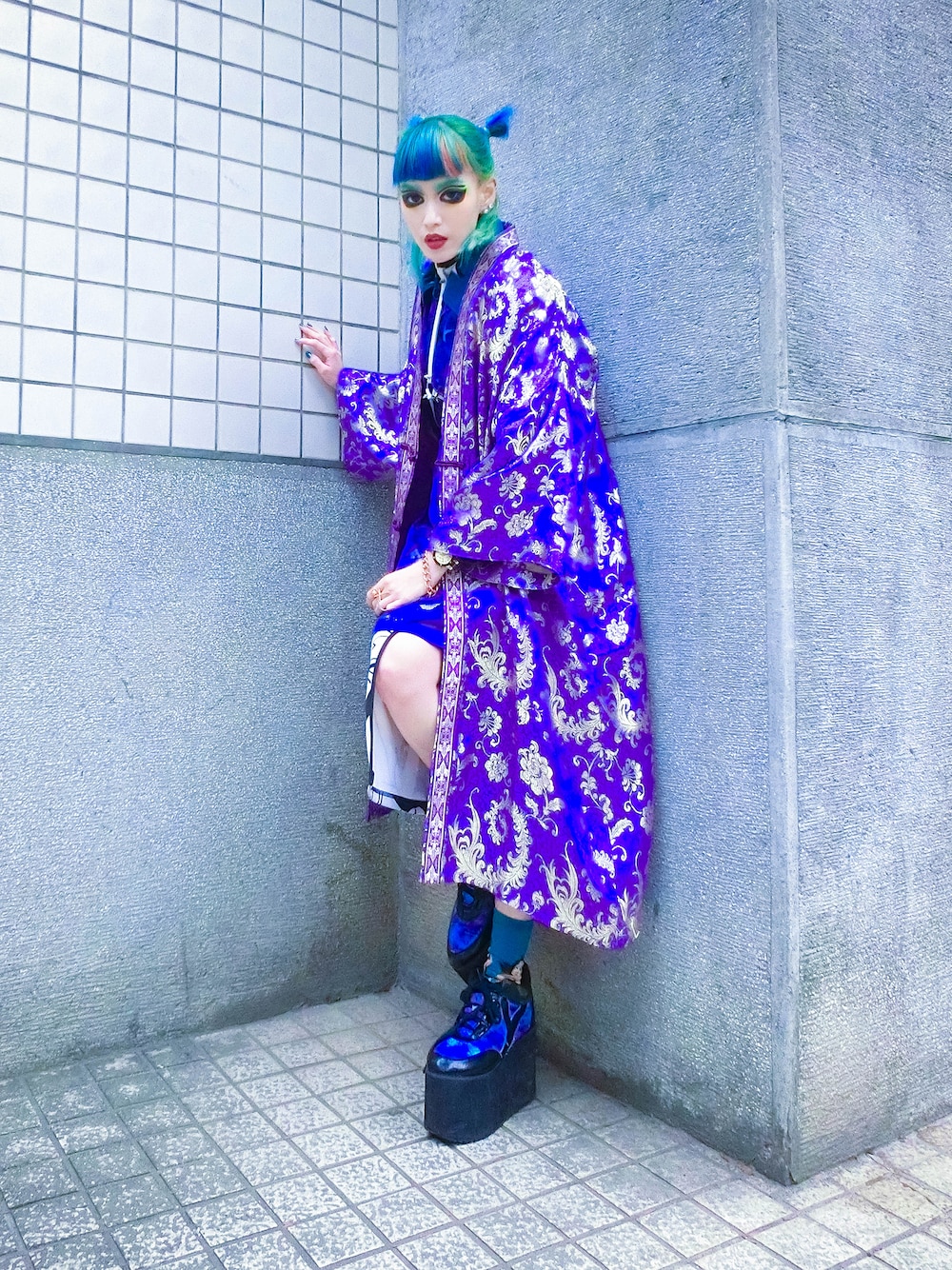 「vintage、ootd、kimono、yru、Japan、River Island、galaxy、UK、streetfashion、oriental」｜「VINTAGE KIMONO（ノーカラージャケット、パープル系）」を使った、WEDNESDAYさん（レディース・163cm）の春コーディネートの1枚目の写真
