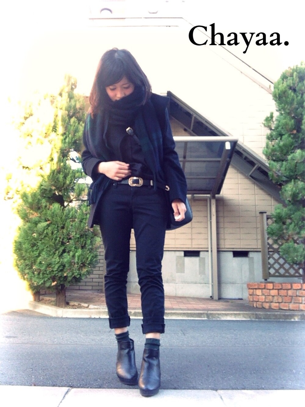 ブラック系のブーツ、ブラック系のショルダーバッグ、その他のピアス(両耳用)を着用したレディースの冬コーディネートの1枚目の写真