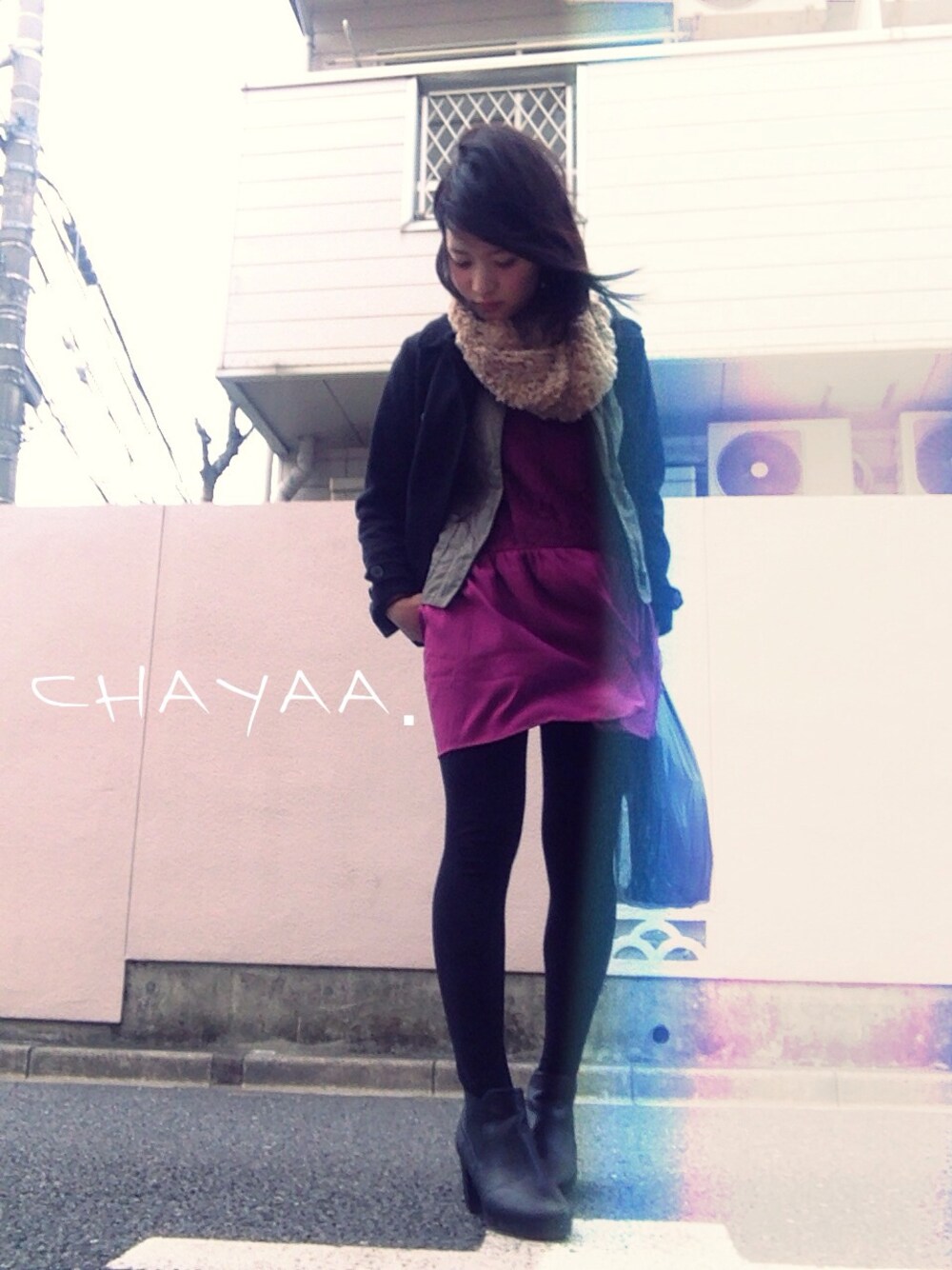 ブラック系のブーツ、ブラック系のピーコート、ゴールド系のピアス(両耳用)を着用したレディースの冬コーディネートの1枚目の写真