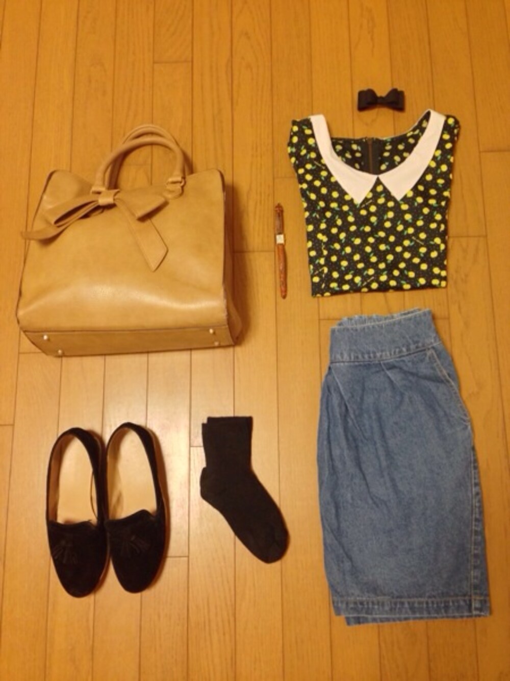 ブルー系のシャツ/ブラウス、ブルー系のデニムスカート、ベージュ系のトートバッグを着用したレディースの秋コーディネートの1枚目の写真