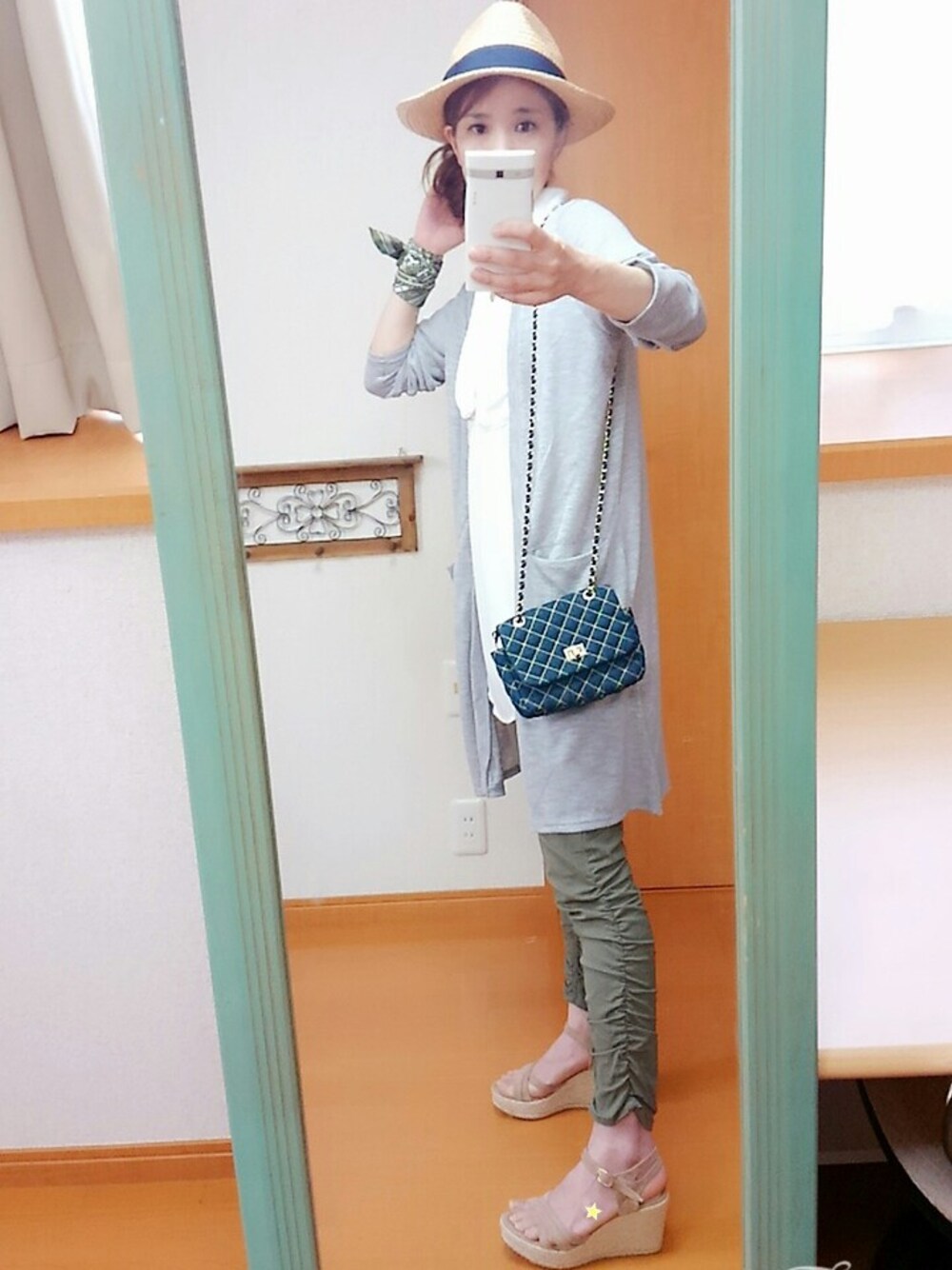 ブルー系のショルダーバッグ、グリーン系のその他パンツ、ホワイト系のシャツ/ブラウスを着用したレディースの春コーディネートの1枚目の写真