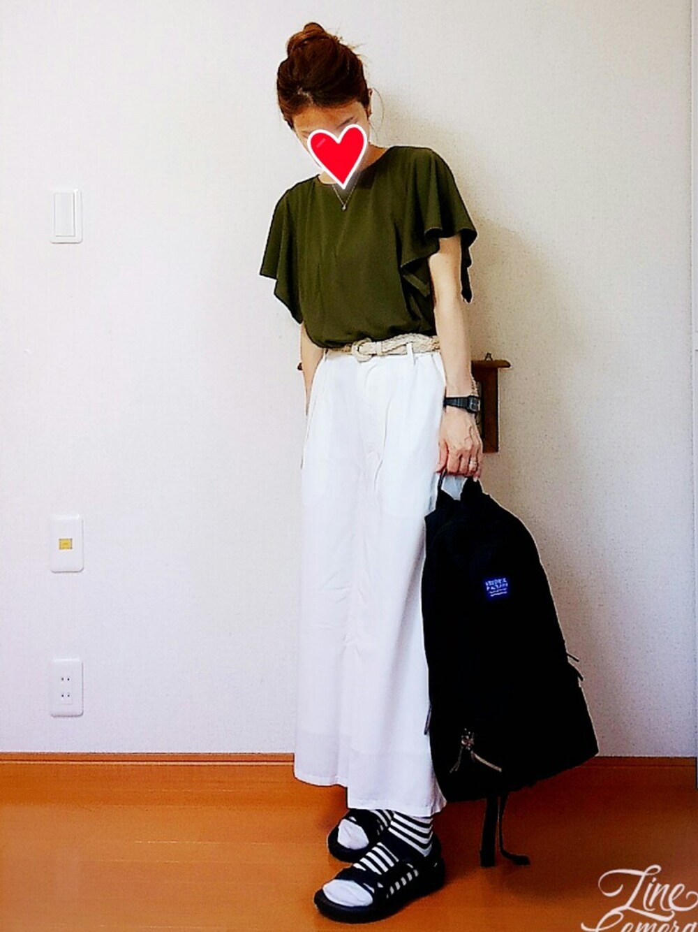 ホワイト系のその他パンツ、ブラック系のサンダル、グリーン系のTシャツ/カットソーを着用したレディースの夏コーディネートの1枚目の写真