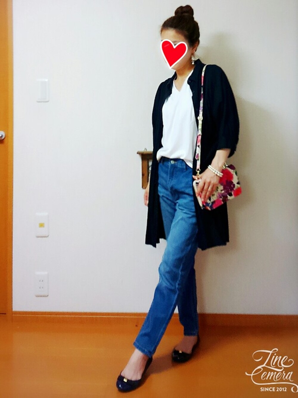 ブルー系のシャツワンピース、ホワイト系のショルダーバッグ、ブルー系のデニムパンツを着用したレディースの夏コーディネートの1枚目の写真