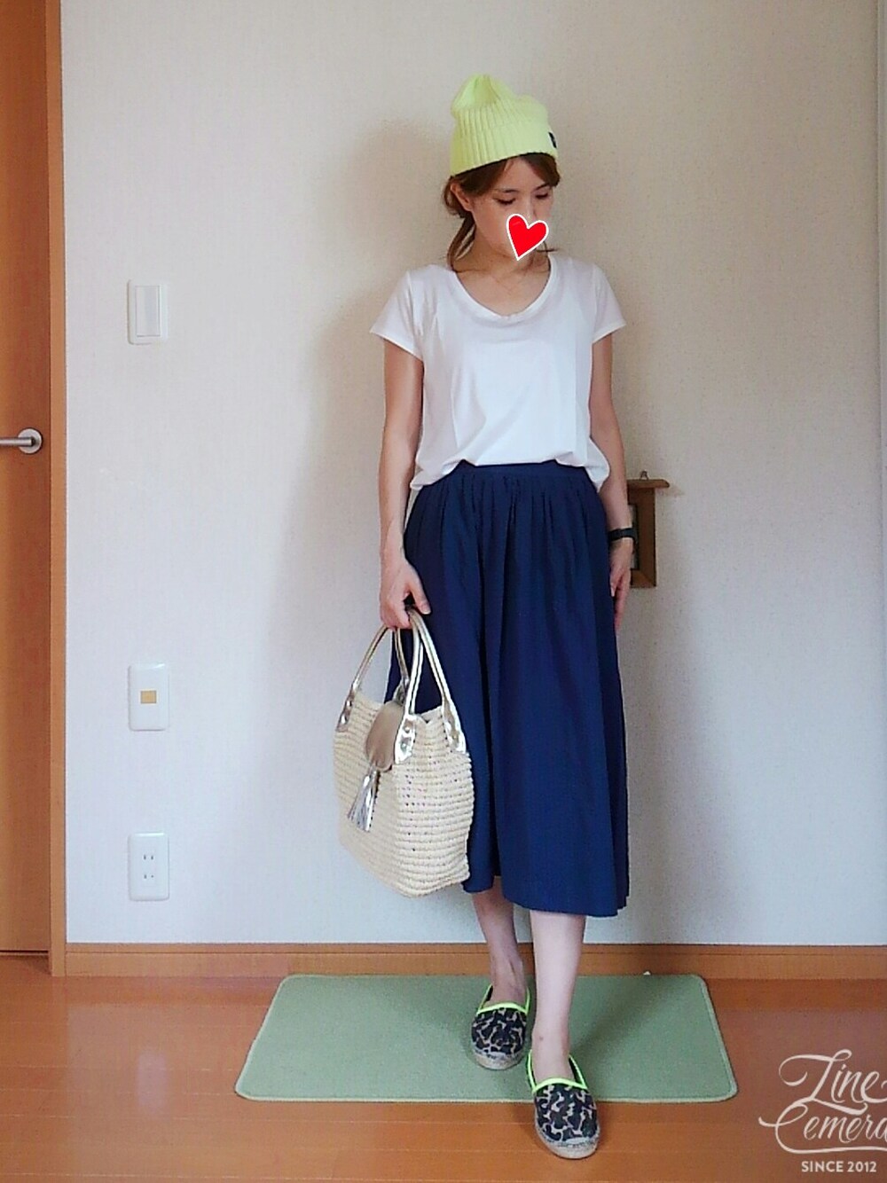 ゴールド系のかごバッグ、ホワイト系のTシャツ/カットソー、ブルー系のスカートを着用したレディースの夏コーディネートの1枚目の写真