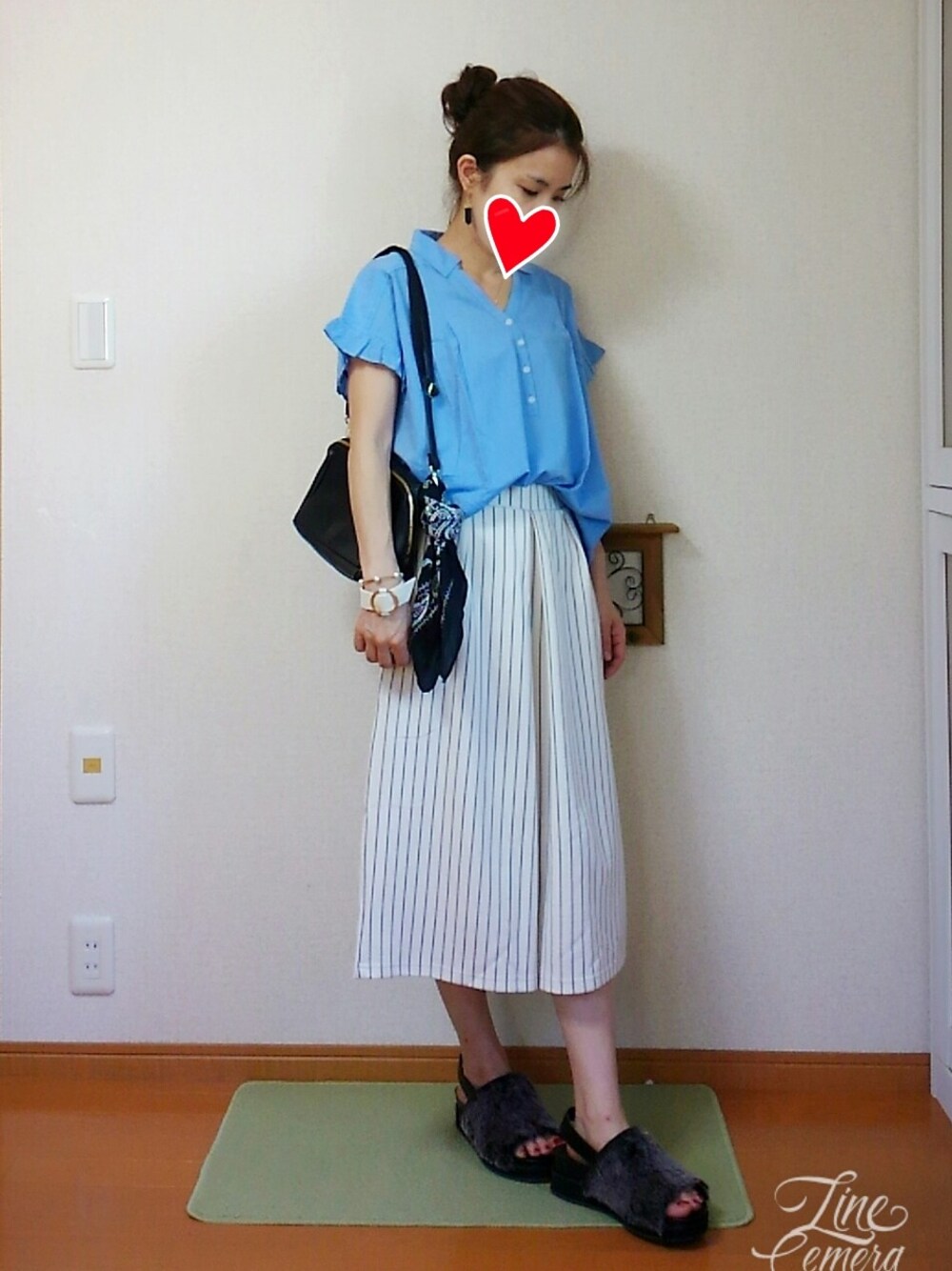 ブラック系のショルダーバッグ、グレー系のサンダル、ホワイト系のパンツを着用したレディースの夏コーディネートの1枚目の写真