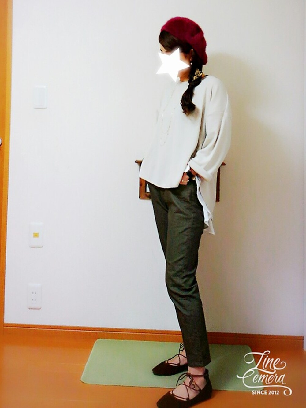 グレー系のTシャツ/カットソー、ベージュ系のその他シューズ、グリーン系のその他パンツを着用したレディースの秋コーディネートの1枚目の写真