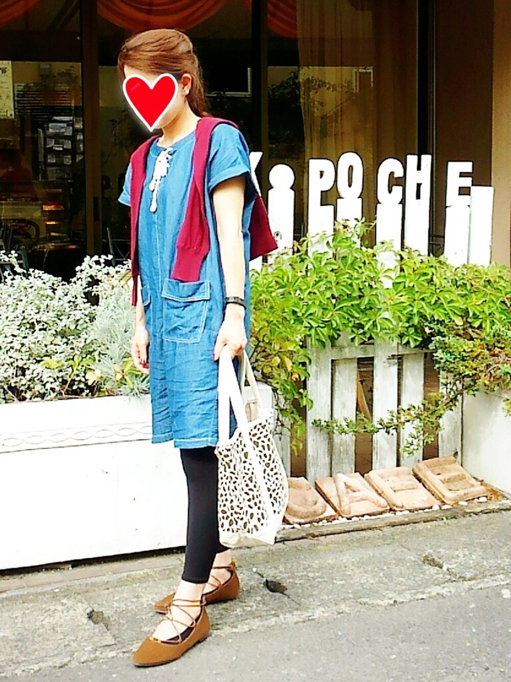 レッド系のカーディガン/ボレロ、ブラウン系のトートバッグ、ブルー系のワンピースを着用したレディースの夏コーディネートの1枚目の写真