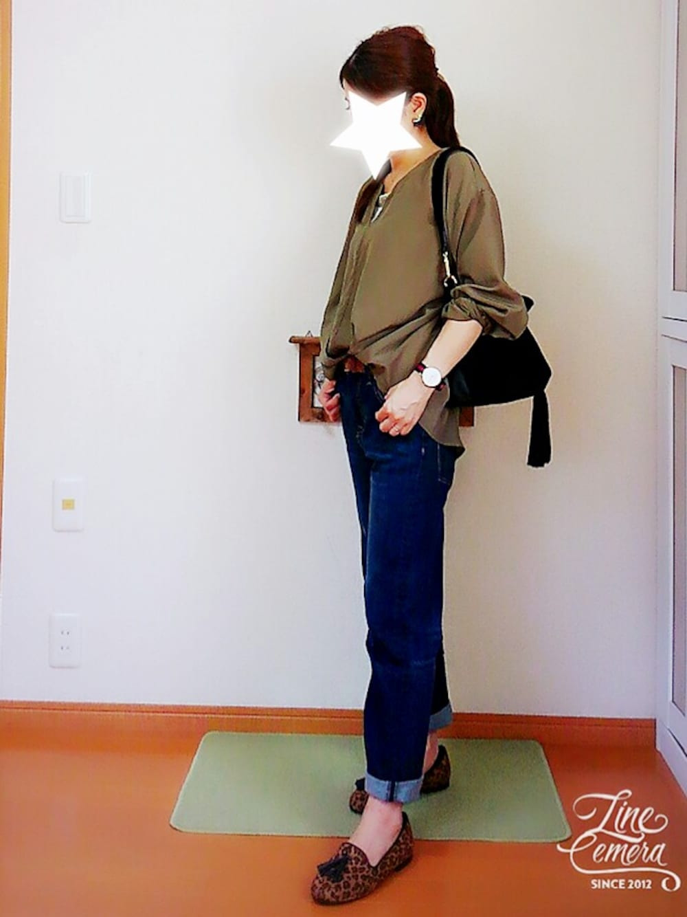 ホワイト系のタンクトップ、グリーン系のシャツ/ブラウス、ブラック系のショルダーバッグを着用したレディースの秋コーディネートの1枚目の写真