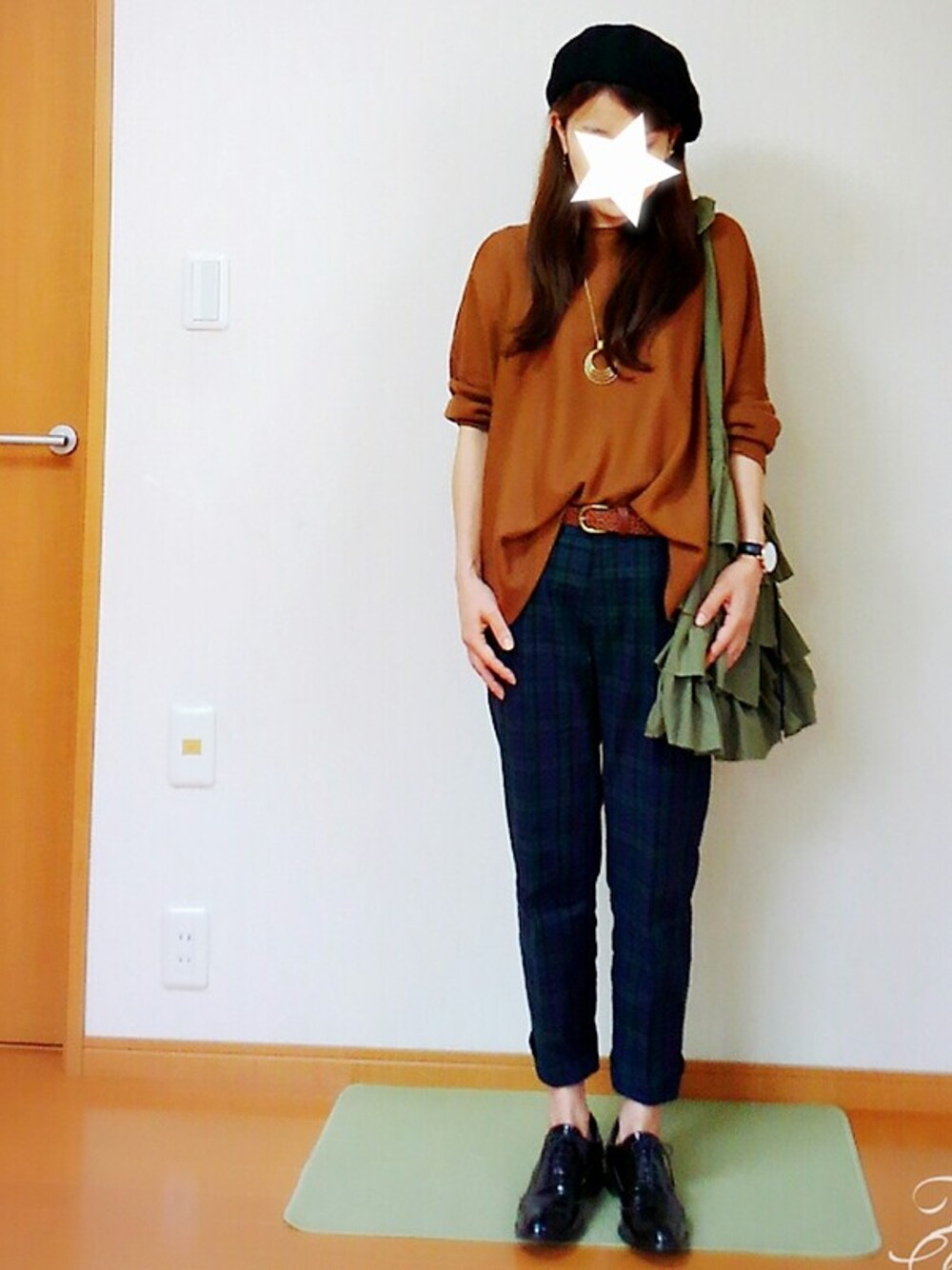 グリーン系のトートバッグ、ブラウン系のニット/セーター、ブルー系のその他パンツを着用したレディースの秋コーディネートの1枚目の写真