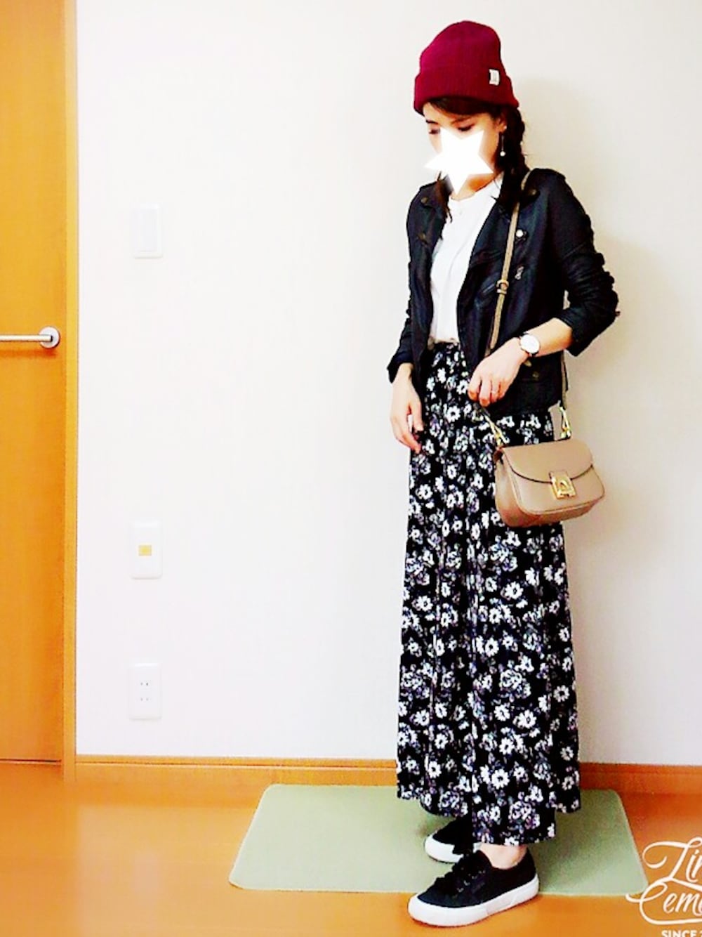 ブラック系のスニーカー、ブラック系のパンツ、ブラック系のライダースジャケットを着用したレディースの秋コーディネートの1枚目の写真