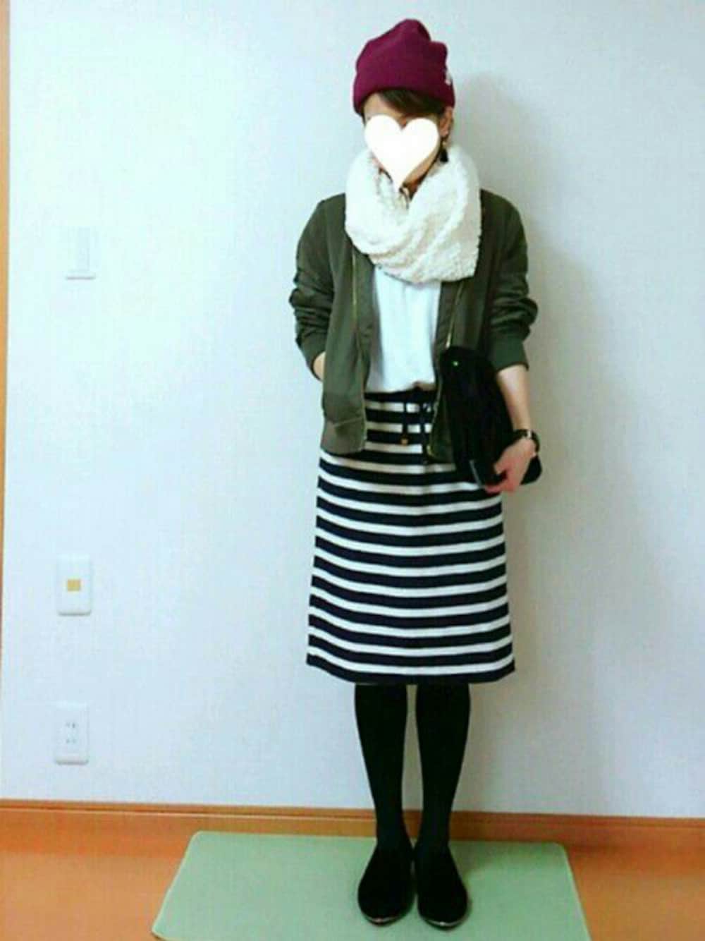 ホワイト系のワンピース、ブラック系のその他シューズ、ブラック系のクラッチバッグを着用したレディースの秋コーディネートの1枚目の写真