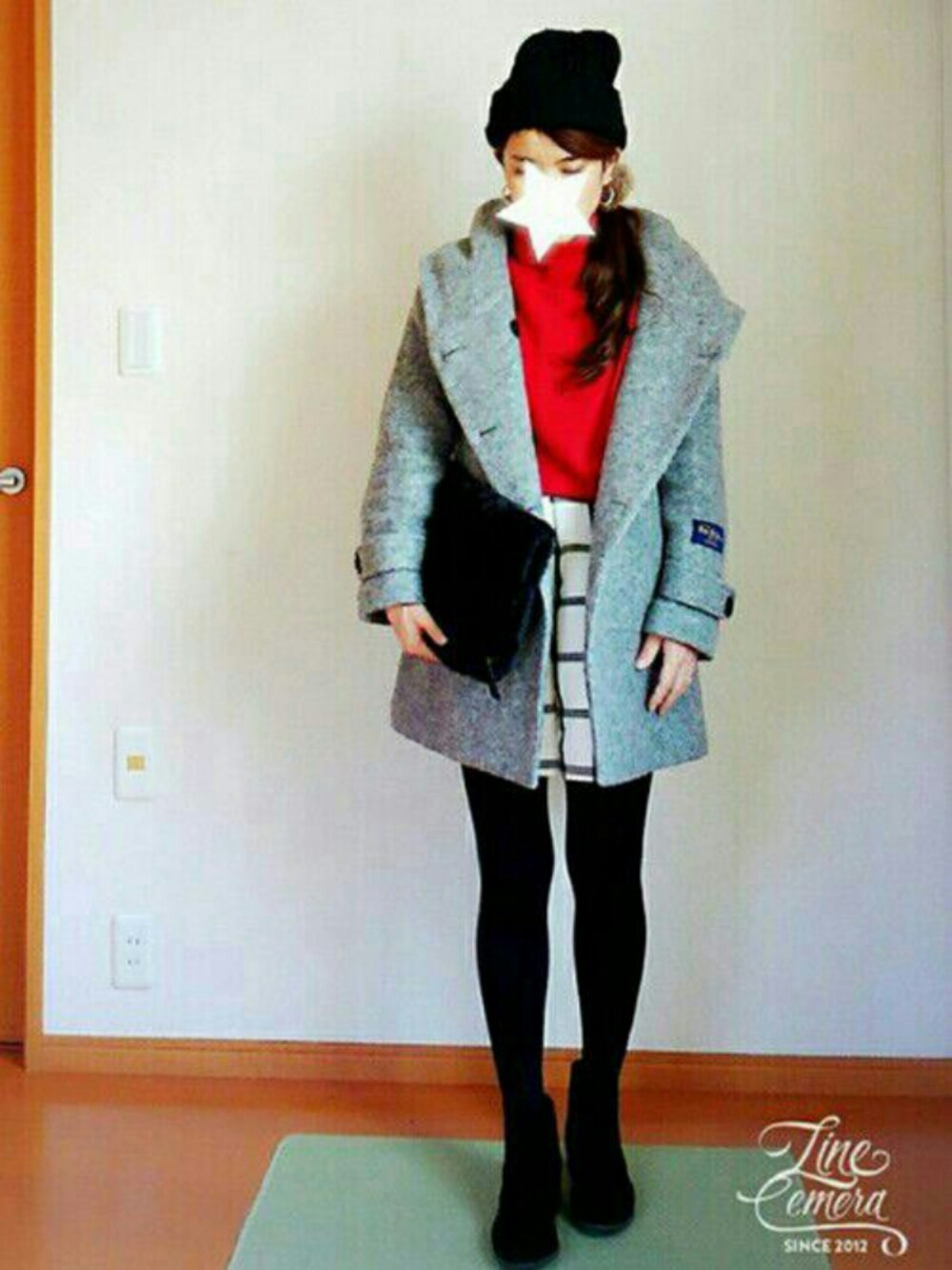 レッド系のニット/セーター、ブラック系のシューズ、ホワイト系のパンツを着用したレディースの冬コーディネートの1枚目の写真