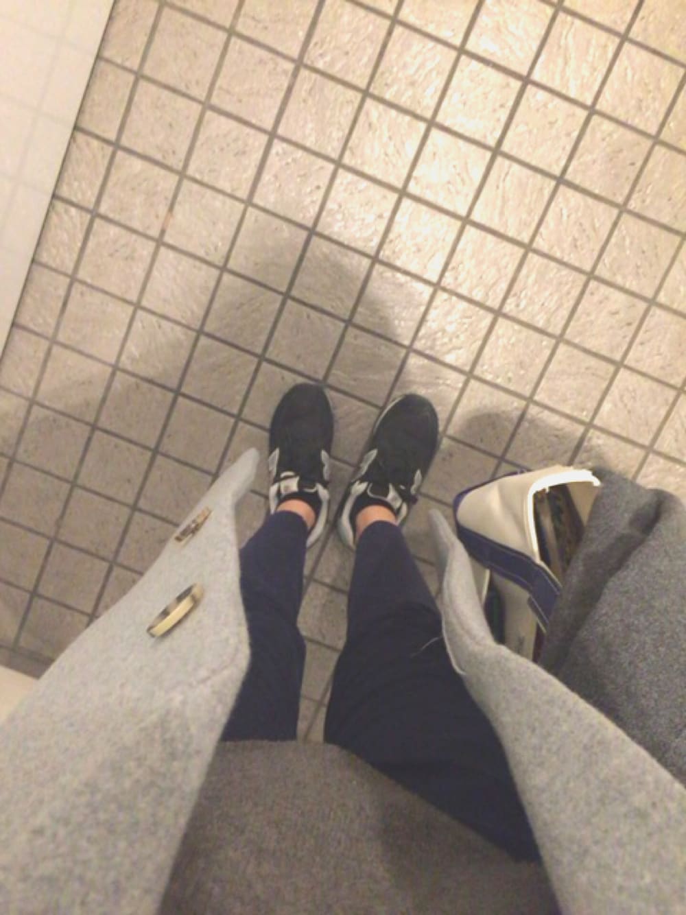 グレー系のチェスターコート、ブルー系のその他パンツ、ブルー系のトートバッグを着用したレディースの冬コーディネートの1枚目の写真