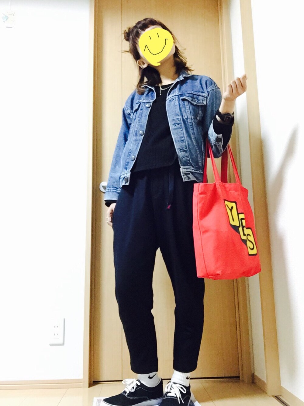 ブルー系のその他パンツ、レッド系のトートバッグ、その他のデニムジャケットを着用したレディースの秋コーディネートの1枚目の写真