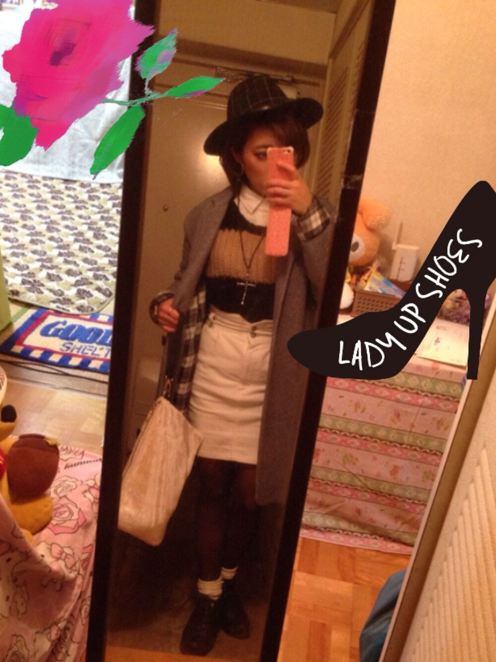 ブラック系のブーティ、ベージュ系のニット/セーター、ブルー系のダウンジャケット/コートを着用したレディースの冬コーディネートの1枚目の写真