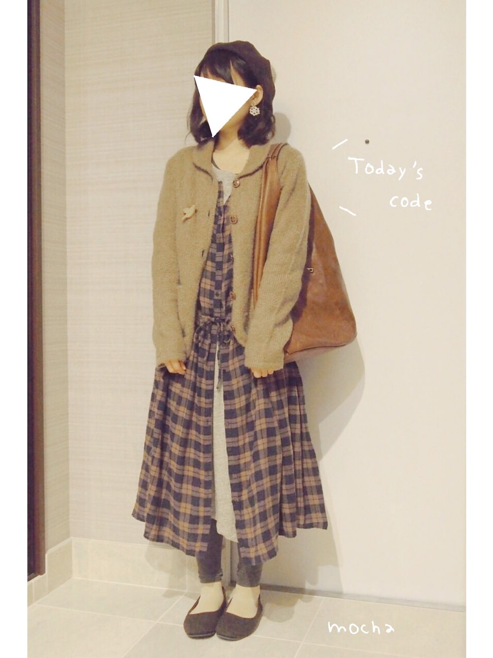 ブラウン系のシャツワンピース、ブラウン系のバレエシューズを着用したレディースの秋コーディネートの1枚目の写真