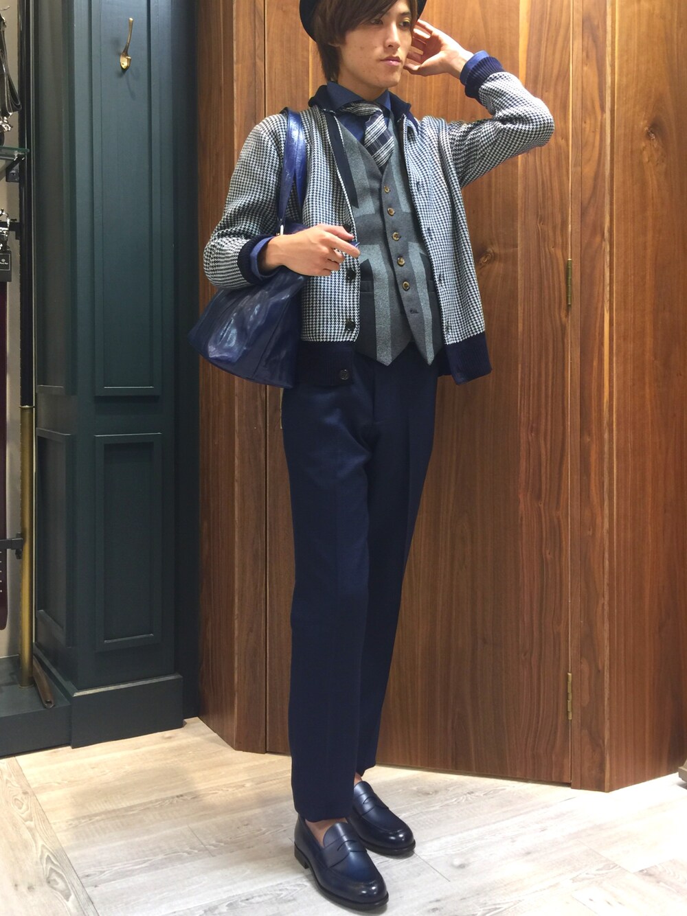「メンズビギ(MEN'S BIGI)、メンズビギ、秋服、きれいめカジュアル、ビジネスカジュアル、カーディガン、スラックス、チドリ柄、ハット、トートバッグ」｜「MEN'S BIGIのラウンドネック カーディガン（ニットジャケット）（カーディガン/ボレロ、グレー系）」を使った、内田さん（メンズ・182cm）の秋コーディネートの1枚目の写真