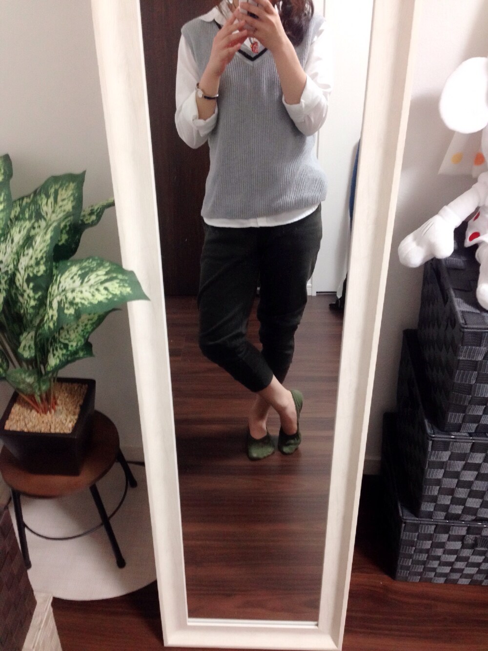 ホワイト系のシャツ/ブラウス、グレー系のニット/セーター、グリーン系のその他パンツを着用したレディースの春コーディネートの1枚目の写真