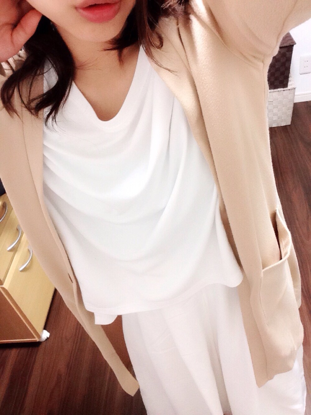 ホワイト系のスカート、ベージュ系のカーディガン/ボレロ、ホワイト系のトップスを着用したレディースの春コーディネートの1枚目の写真