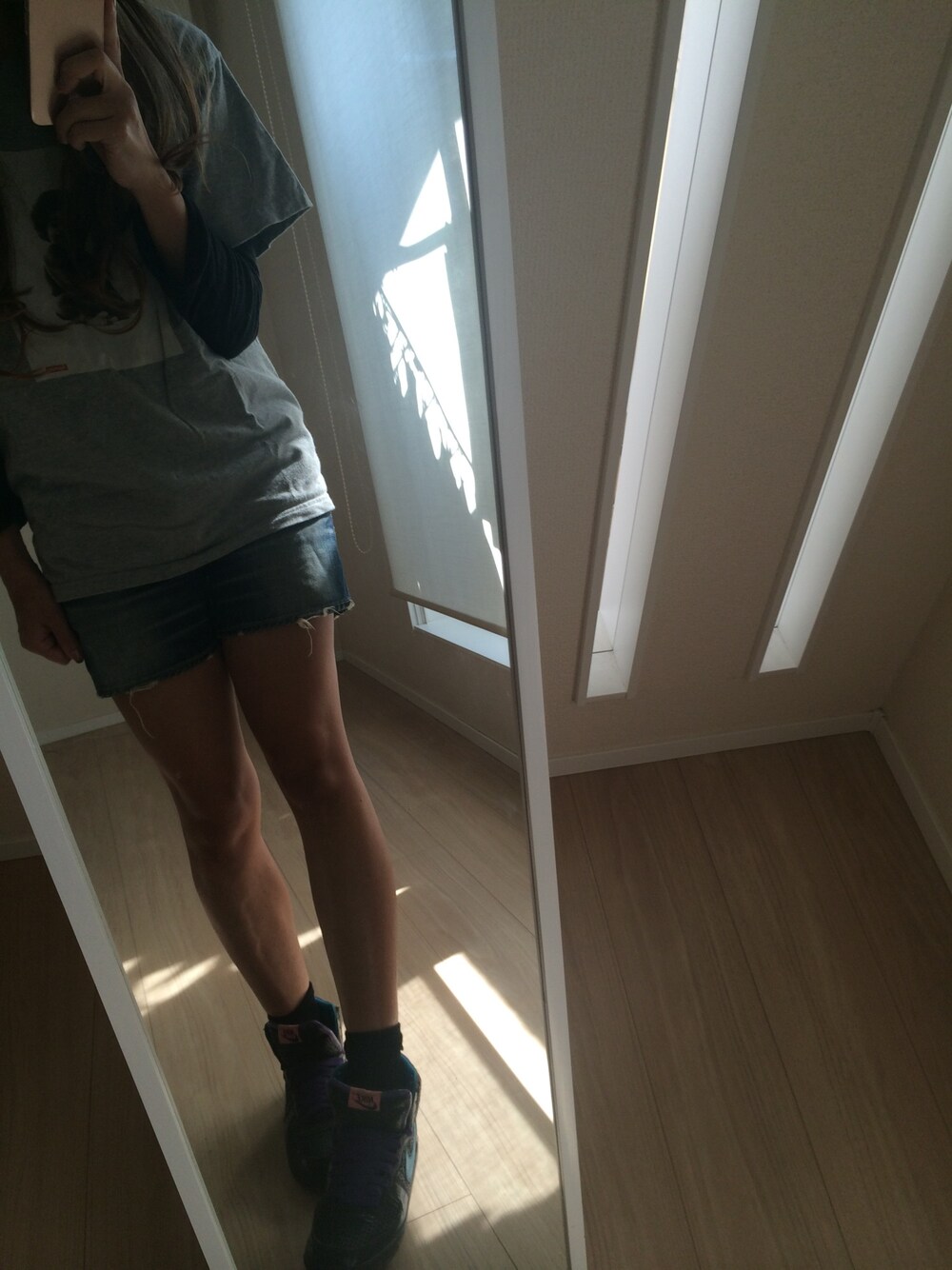 「NIKE、ストリート、supreme」｜「Supreme のアイテム（Tシャツ/カットソー、グレー系）」を使った、arinさん（レディース・160cm）の秋コーディネートの1枚目の写真