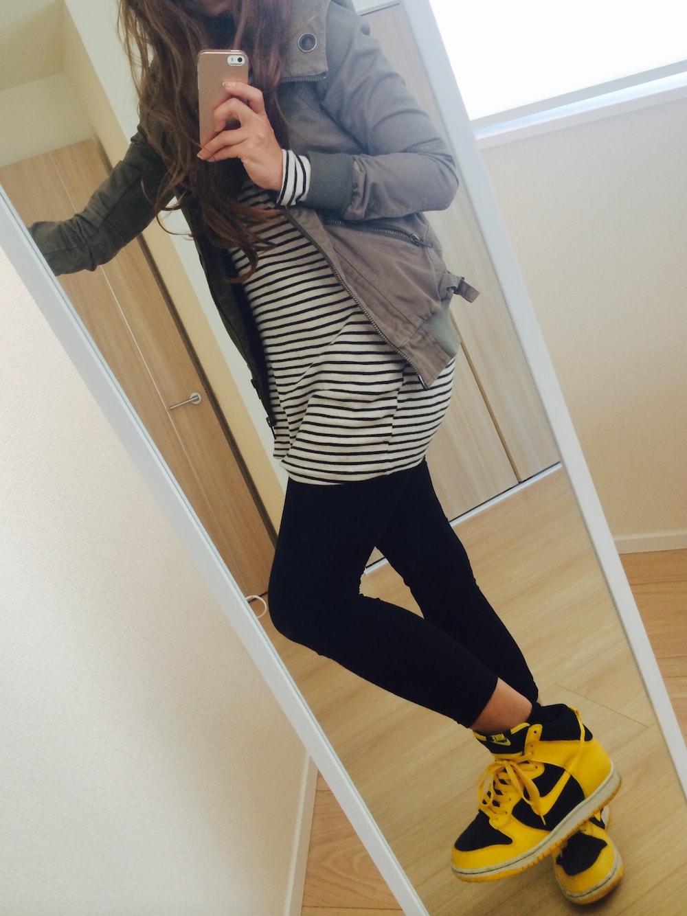 「no brandのアイテム（Tシャツ/カットソー、ホワイト系）」を使った、arinさん（レディース・160cm）の秋コーディネートの1枚目の写真