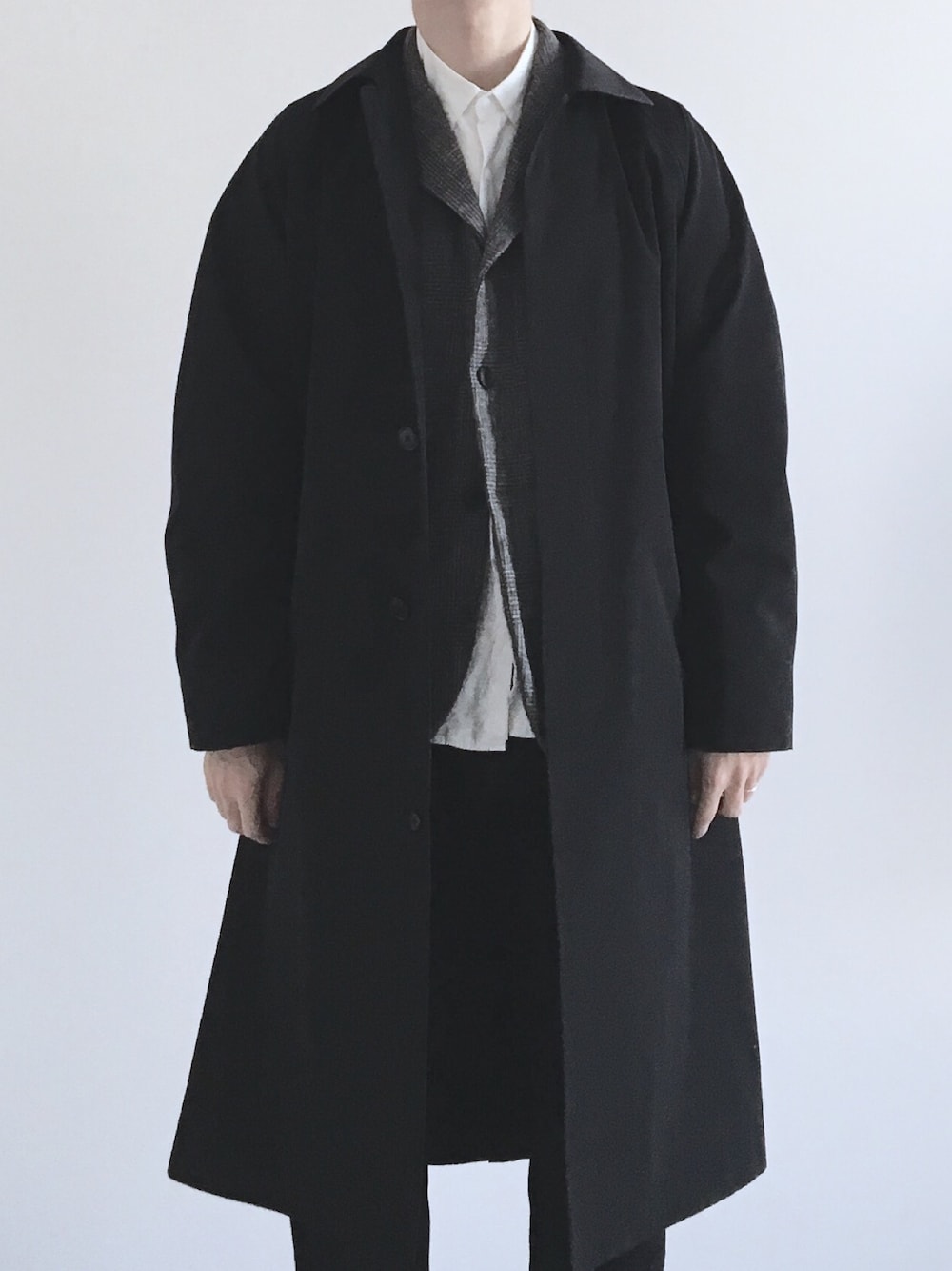 「YAECA」｜「YAECAのアイテム（ステンカラーコート、ブラック系）」を使った、キャベツ太郎さん（メンズ・168cm）の冬コーディネートの1枚目の写真