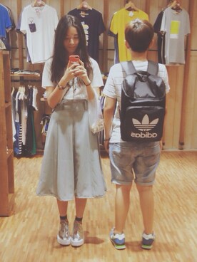 「KENZO」｜「アイテム（PC・スマホグッズ/家電）」を使った、Chen-Xin Wangさん（レディース・163cm）の夏コーディネート