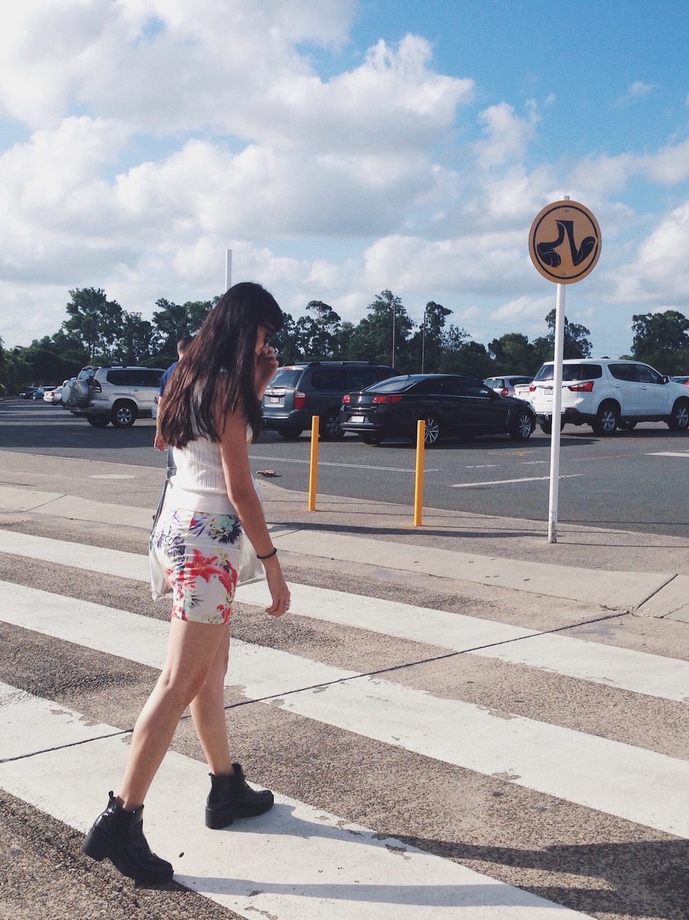 「white、ZARA、Australia」｜「STYLENANDAのサイドゴアブラックウォーカーシューズ（シューズ、ブラック系）」を使った、Chen-Xin Wangさん（レディース・163cm）の春コーディネートの1枚目の写真