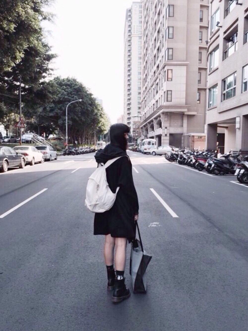 「black、ZARA、MUJI、Dr.Martens」｜「ZARAのアイテム（モッズコート、ブラック系）」を使った、Chen-Xin Wangさん（レディース・163cm）の春コーディネートの1枚目の写真