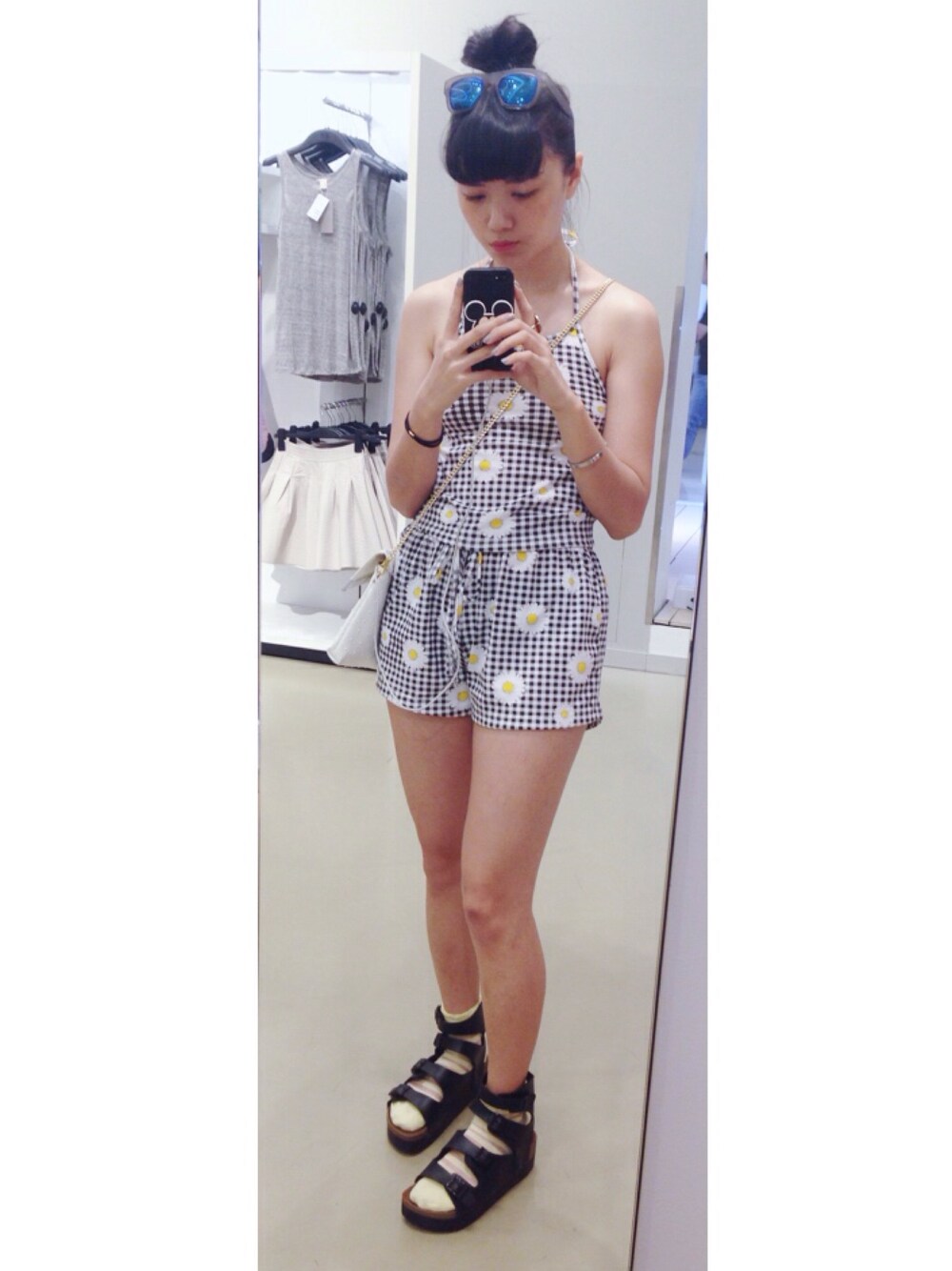 「FOREVER 21、Sunglasses、black、Thailand、birkenstock」｜「BIRKENSTOCKのアイテム（サンダル、ブラック系）」を使った、Chen-Xin Wangさん（レディース・163cm）の春コーディネートの1枚目の写真