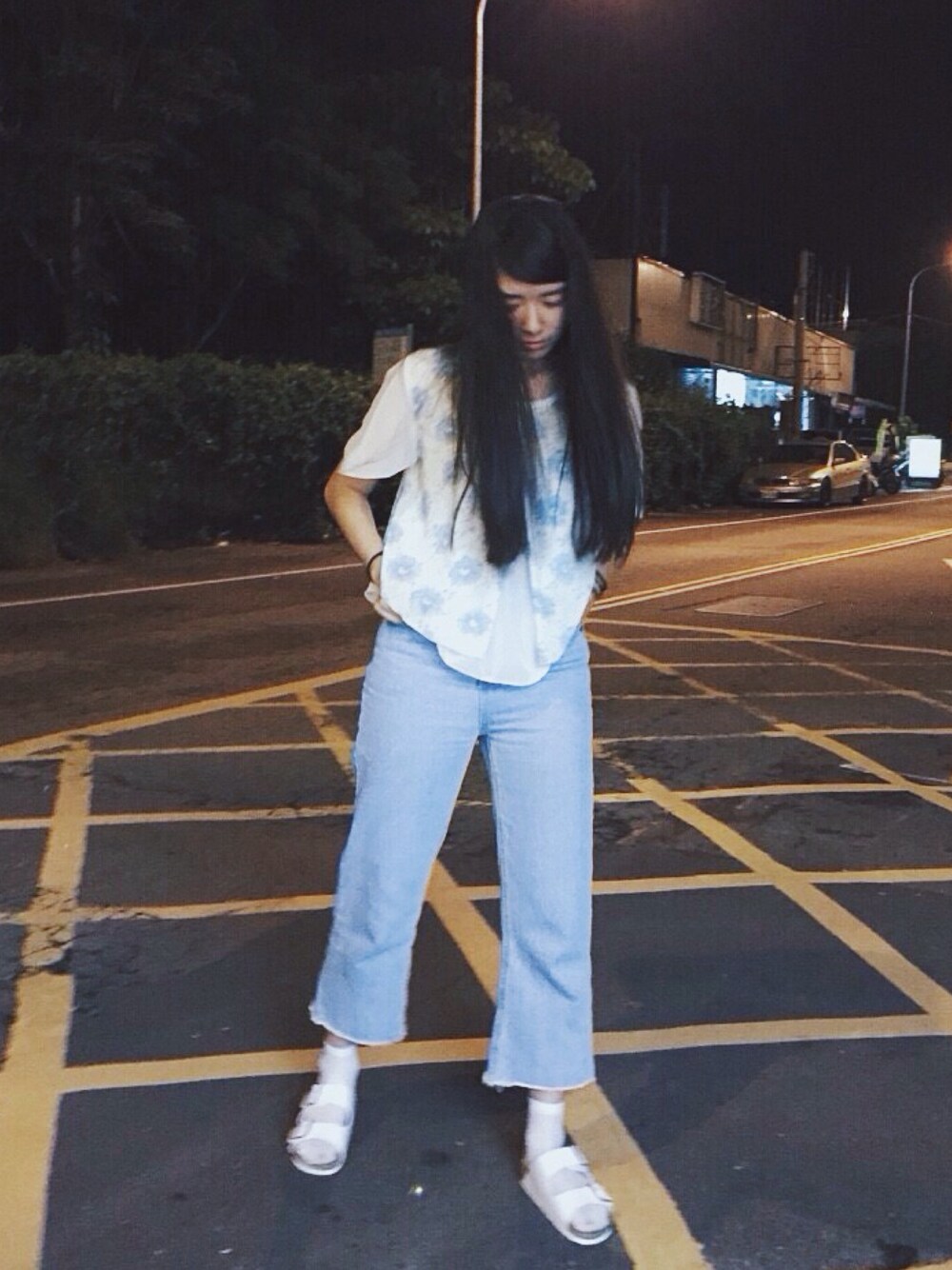 「vintage、jeans、birkenstock、white」｜「BIRKENSTOCKの【BIRKENSTOCK】 ARIZONA/アリゾナ（サンダル、ホワイト系）」を使った、Chen-Xin Wangさん（レディース・163cm）の夏コーディネートの1枚目の写真