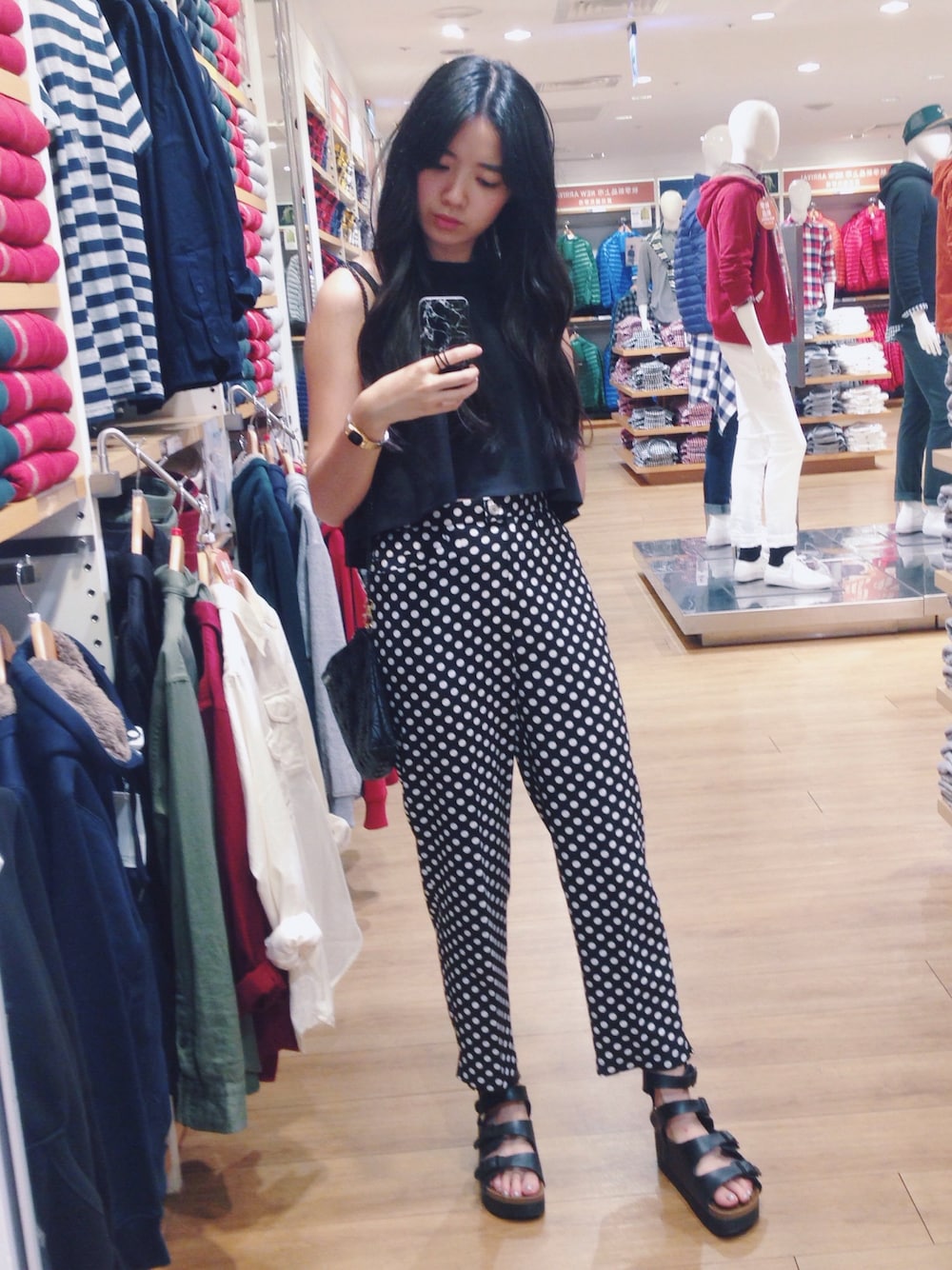 「ZARA、birkenstock、UNIQLO、black」｜「ZARAのアイテム（キャミソール、ブラック系）」を使った、Chen-Xin Wangさん（レディース・163cm）の秋コーディネートの1枚目の写真