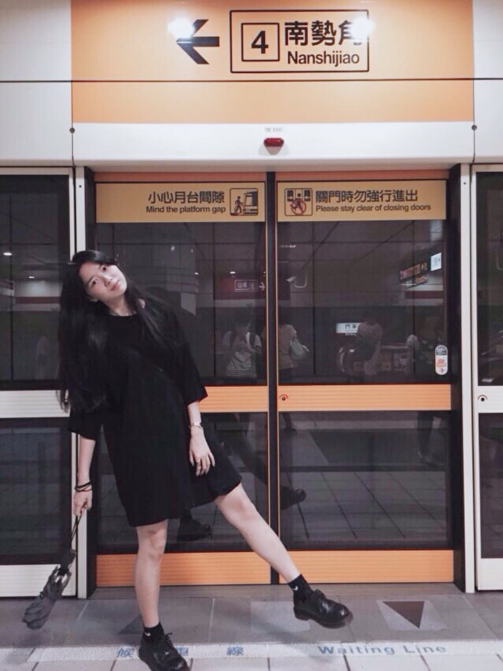 「Dr.Martens、black、NIKE」｜「Dr. MartensのDr.Martens (ドクターマーチン)/1461 3EYE GIBSON SHOES（その他シューズ、ブラック系）」を使った、Chen-Xin Wangさん（レディース・163cm）の秋コーディネートの1枚目の写真