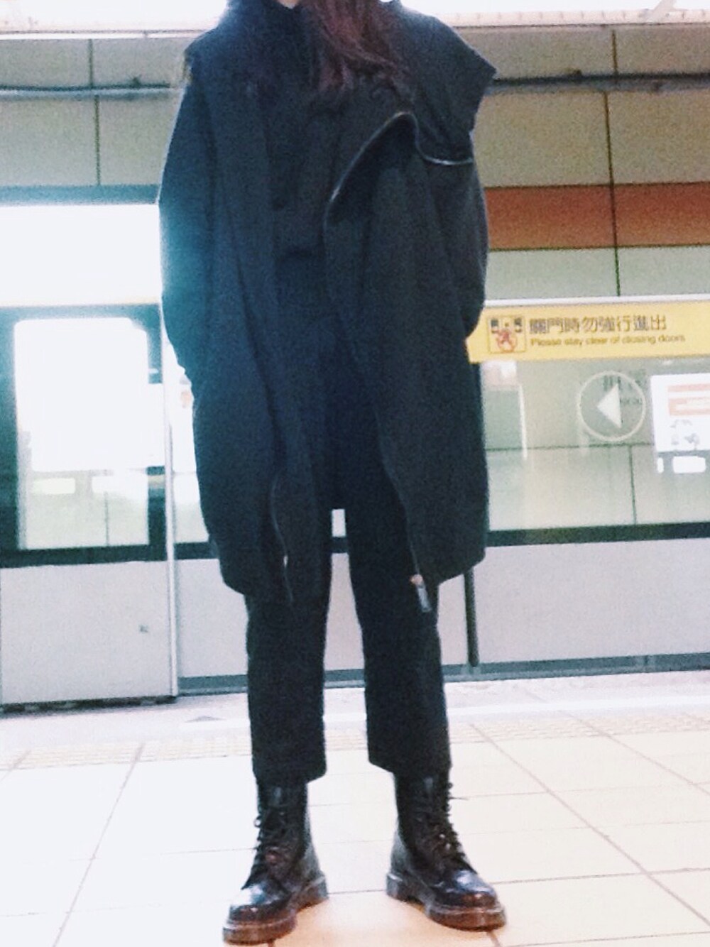 「ALL BLACK、Dr.Martens、ZARA、TAIPEI」｜「Dr. Martensのアイテム（ブーツ、ブラック系）」を使った、Chen-Xin Wangさん（レディース・163cm）の冬コーディネートの1枚目の写真