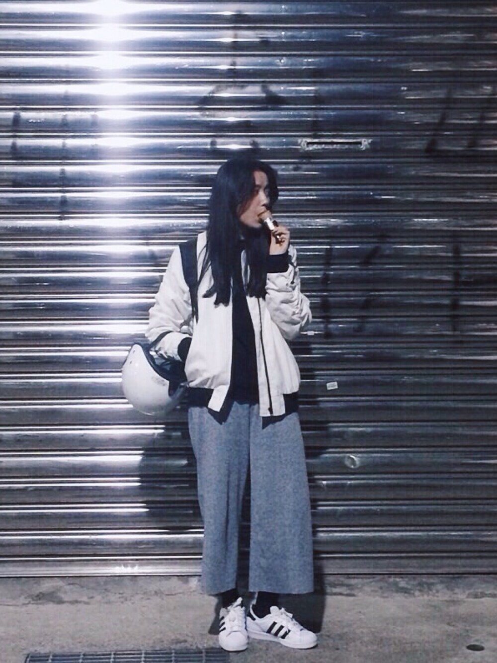 「white、MA-1、adidas、superstar」｜「adidasの《メルマガ掲載》adidas アディダス SUPERSTAR スーパースター C77124 15SS WHT/CBK/WHT         （スニーカー、ホワイト系）」を使った、Chen-Xin Wangさん（レディース・163cm）の冬コーディネートの1枚目の写真