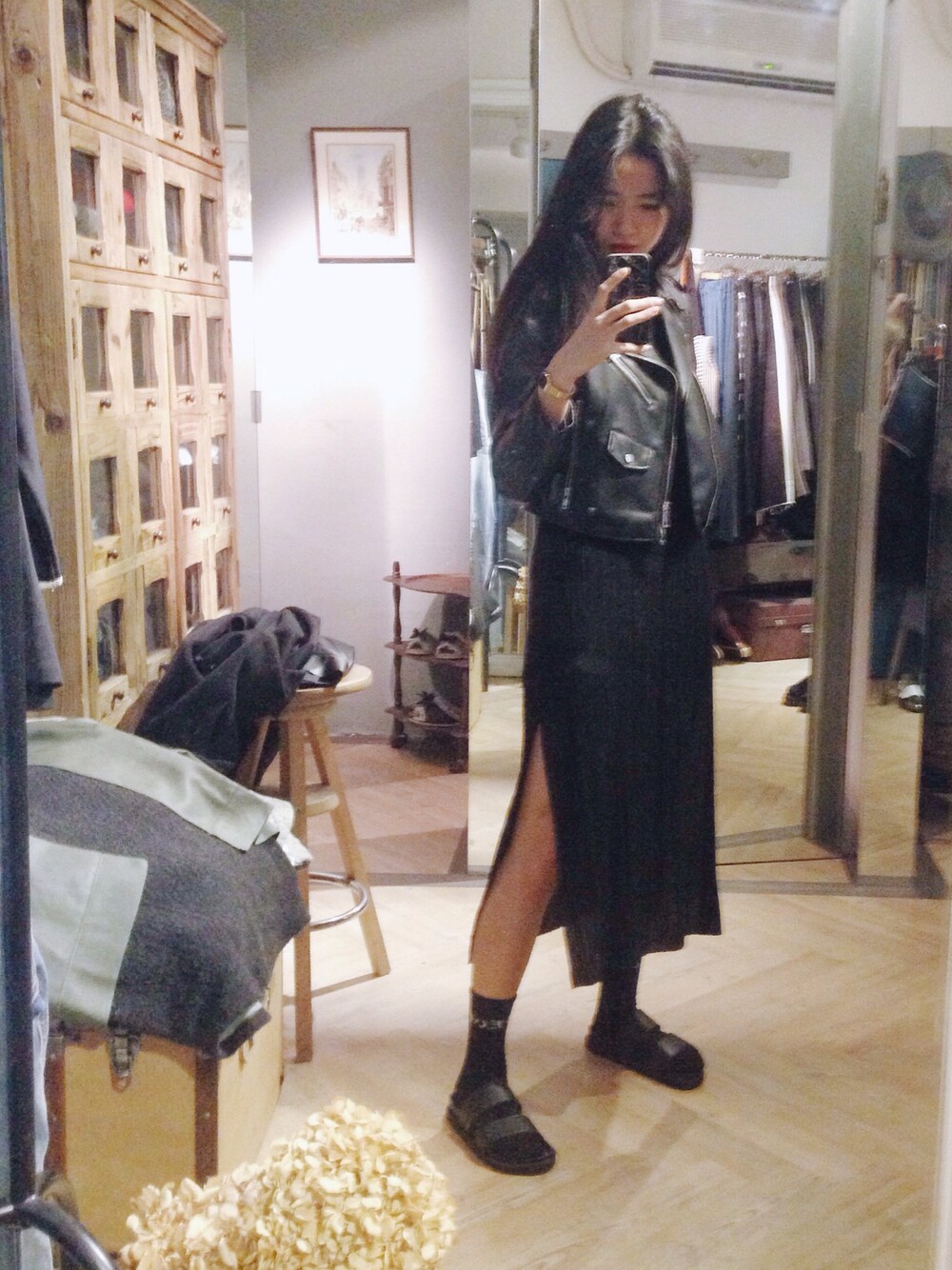 「black、ZARA、leather jacket」｜「ZARAのアイテム（ワンピース、ブラック系）」を使った、Chen-Xin Wangさん（レディース・163cm）の春コーディネートの1枚目の写真