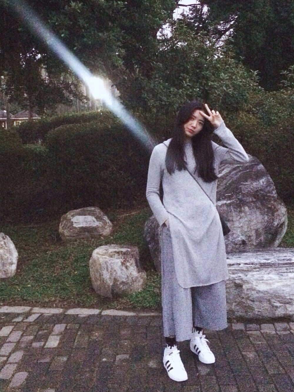 「ZARA、adidas、grey」｜「ZARAのアイテム（ワンピース、グレー系）」を使った、Chen-Xin Wangさん（レディース・163cm）の春コーディネートの1枚目の写真