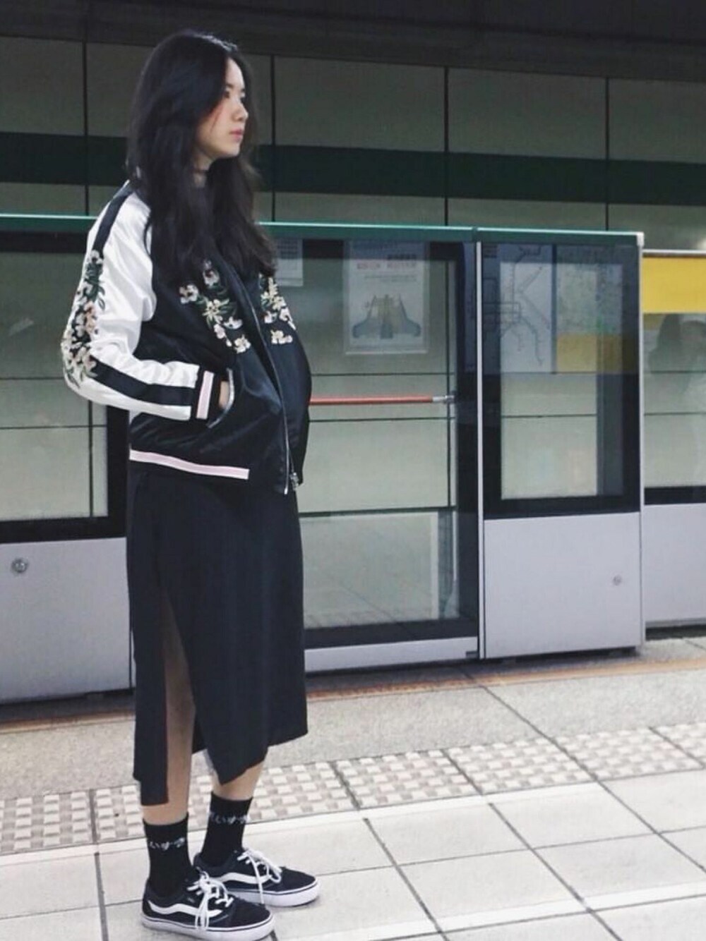 「VINTAGE、スカジャン、bomberjacket、VANS」｜「VINTAGEのアイテム（ジャケット/アウター、ブラック系）」を使った、Chen-Xin Wangさん（レディース・163cm）の夏コーディネートの1枚目の写真