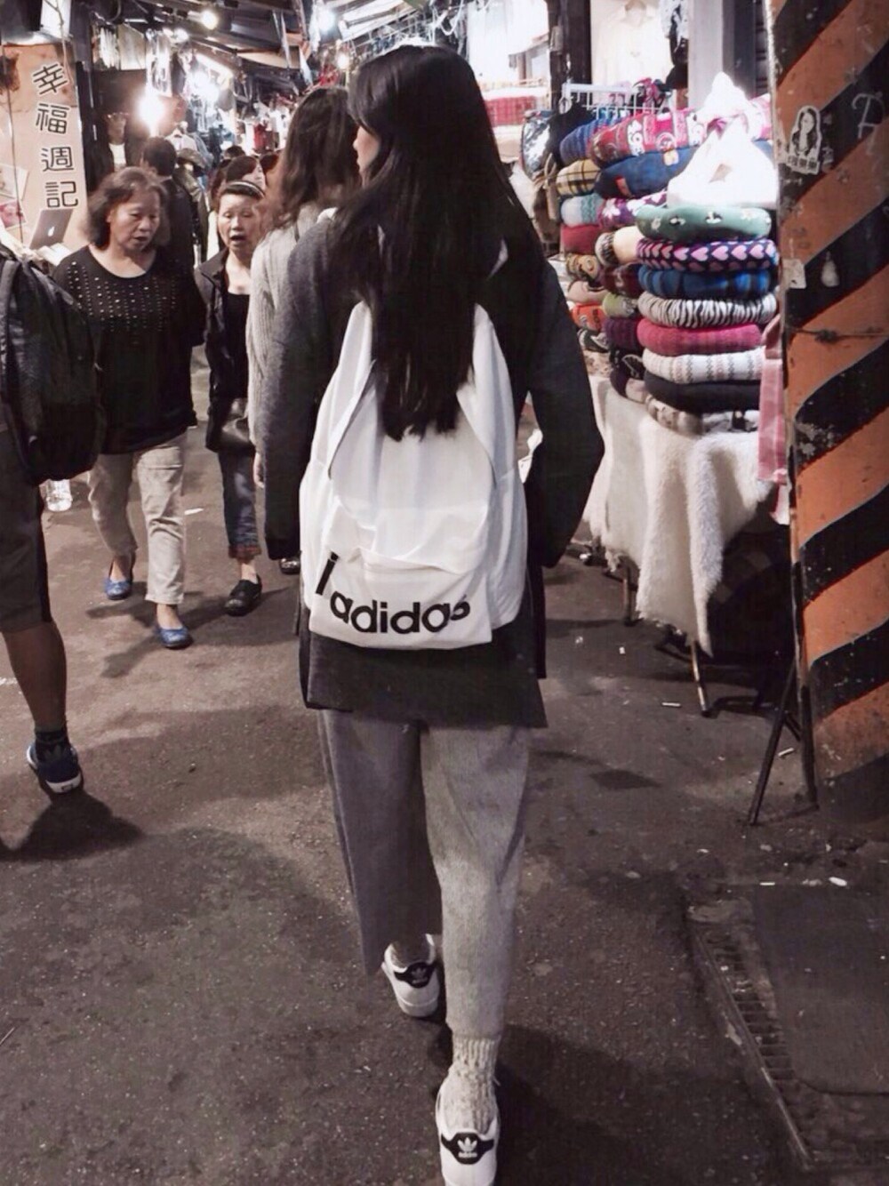 「TAIPEI、ZARA、adidas、white」｜「adidasのアイテム（バックパック/リュック、ホワイト系）」を使った、Chen-Xin Wangさん（レディース・163cm）の秋コーディネートの1枚目の写真