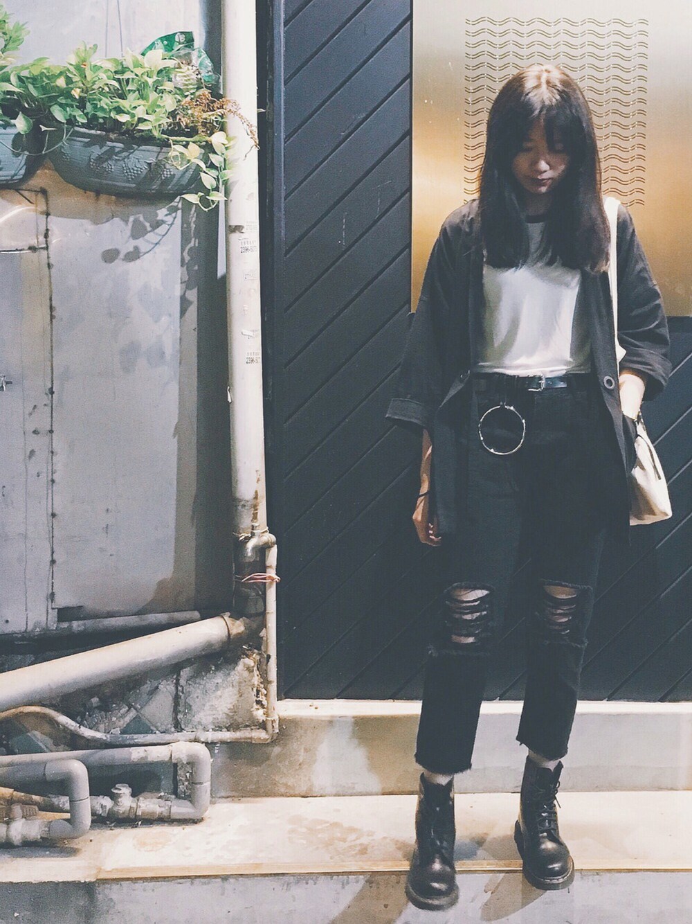「ALL BLACK、Dr.Martens、black denim、kimono、cece.t」｜「Dr. Martensのアイテム（ブーツ、ブラック系）」を使った、Chen-Xin Wangさん（レディース・163cm）の秋コーディネートの1枚目の写真
