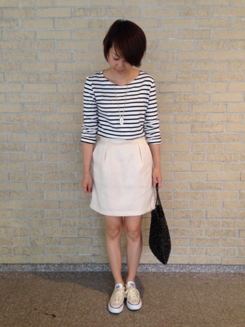 Tシャツ/カットソー、ホワイト系のスカートを着用したレディースの夏コーディネートの1枚目の写真