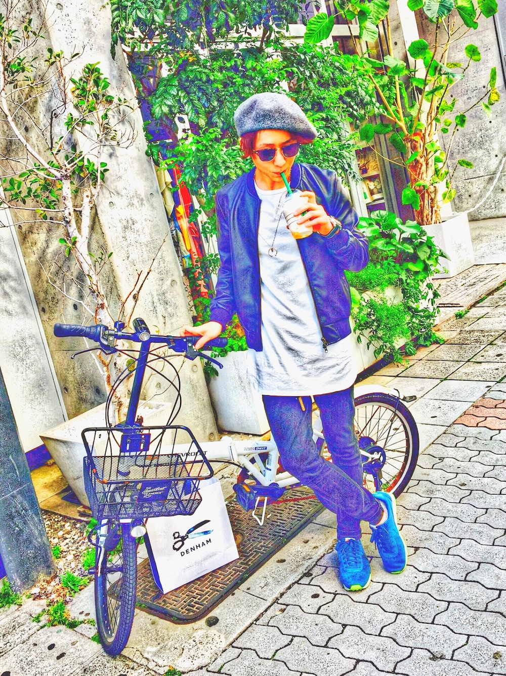 ブラック系のライダースジャケット、ホワイト系のTシャツ/カットソー、ブラック系のその他パンツを着用したメンズの春コーディネートの1枚目の写真