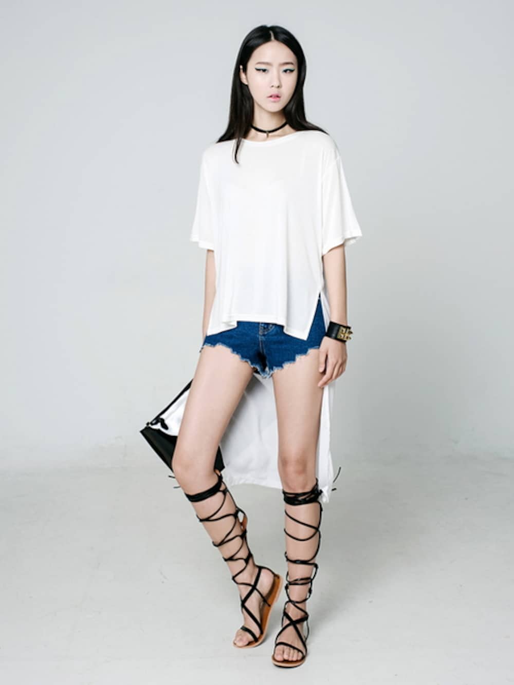 ホワイト系のTシャツ/カットソーを着用したレディースの夏コーディネートの1枚目の写真