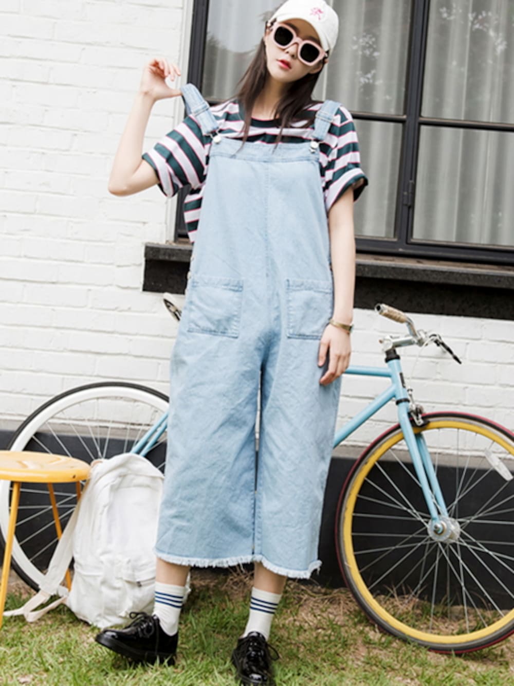ブルー系のデニムパンツを着用したレディースの春コーディネートの1枚目の写真