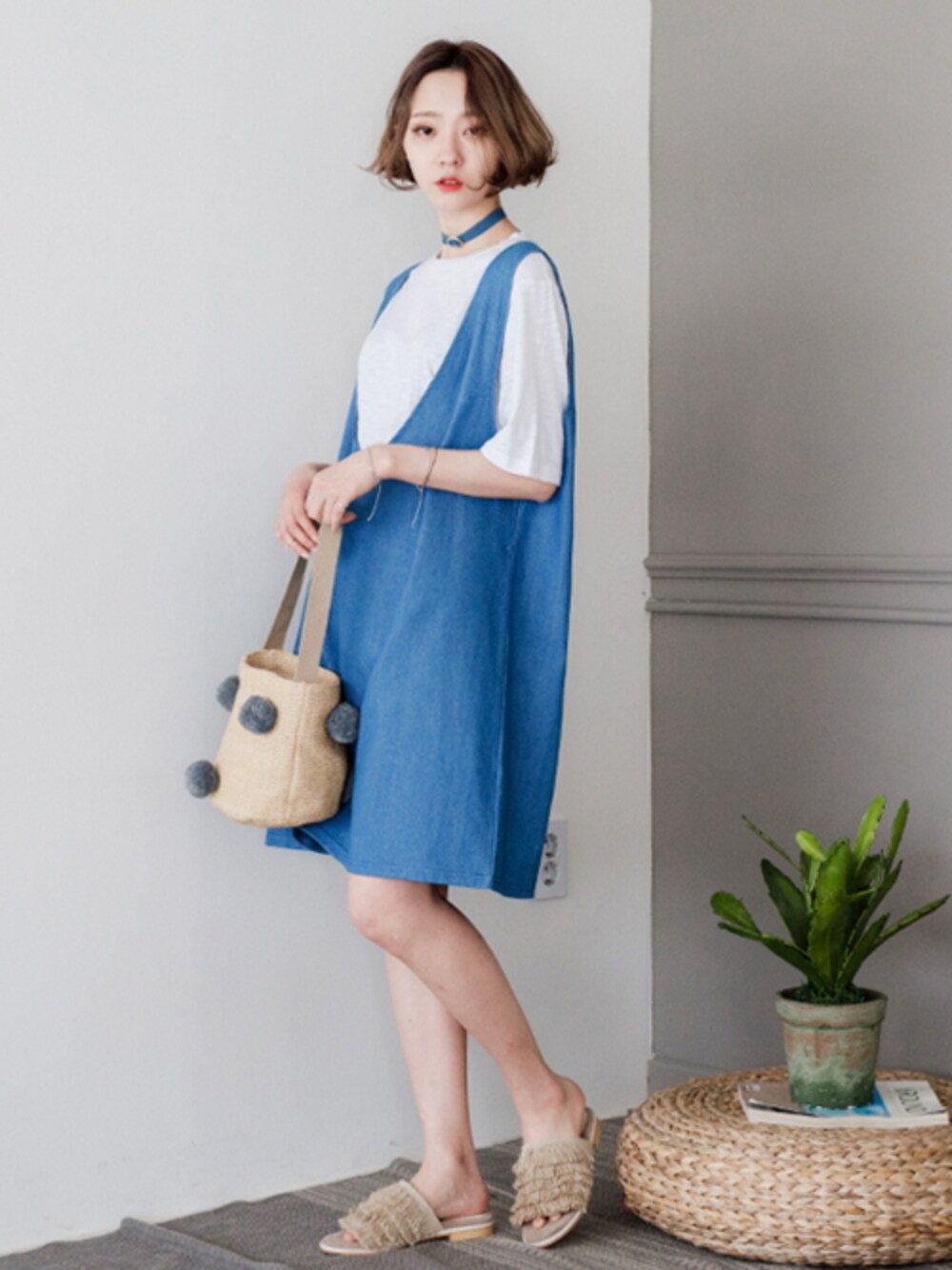 ブルー系のワンピースを着用したレディースの春コーディネートの1枚目の写真