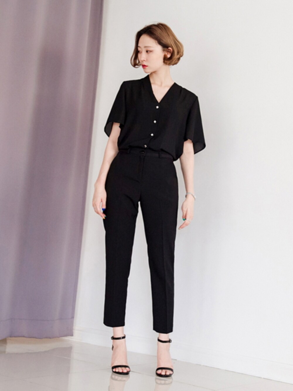 「ブラウス、 スラックス、 Vネック、 ビッグシルエット、 夏、 サンダル、 大人カジュアル、 SUMMER、 Bluepops、 オールブラック」｜「パールボタンVネックフレアスリーブブラウス（シャツ/ブラウス、ブラック系）」を使った、bluepopsさん（レディース・170cm）の夏コーディネートの1枚目の写真