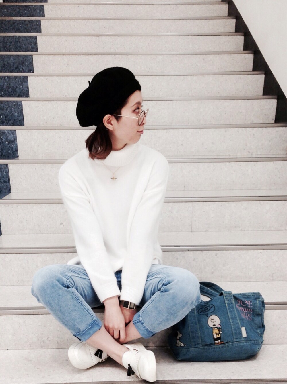 ホワイト系のニット/セーター、ホワイト系のその他シューズ、ブルー系のトートバッグを着用したレディースの冬コーディネートの1枚目の写真