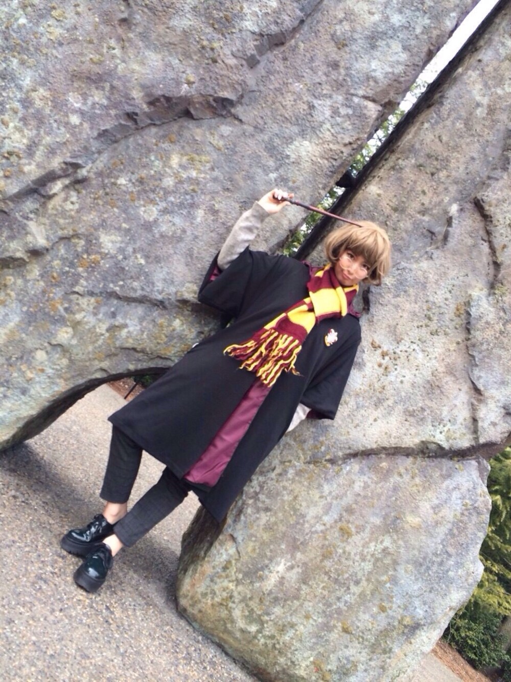 グレー系のその他パンツ、グリーン系のその他シューズを着用したレディースの冬コーディネートの1枚目の写真